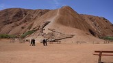 Wisatawan masih dibolehkan untuk mengunjungi Taman Nasional Uluru-Kata Tjuta, di mana mereka dapat menatap monolit dari kejauhan, berjalan-jalan di sekelilingnya dan belajar tentang Suku Aborigin di pusat kebudayaan. (AFP/Saeed Khan)