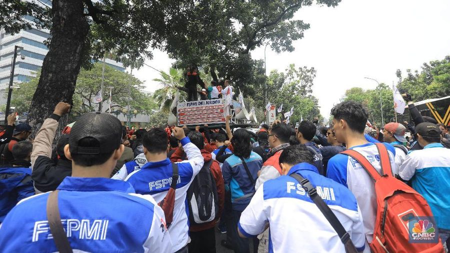 Buruh menolak kenaikan UMP 2020 sebesar 8,51% jelang pengumuman dan penetapan Upah Minimum Provinsi (UMP) serempak oleh para gubernur pada 1 November 2019.
