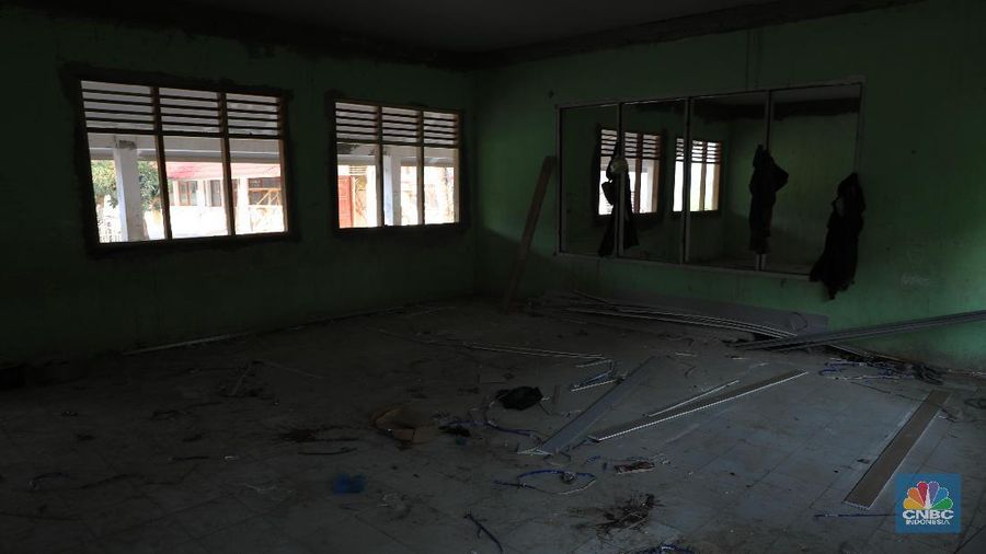 Bangunan sudah tidak layak, SDN Malangsari II harus melakukan kegiatan belajar mengajar (KBM) di teras rumah warga dengan atap yang terbuat dari terpal.