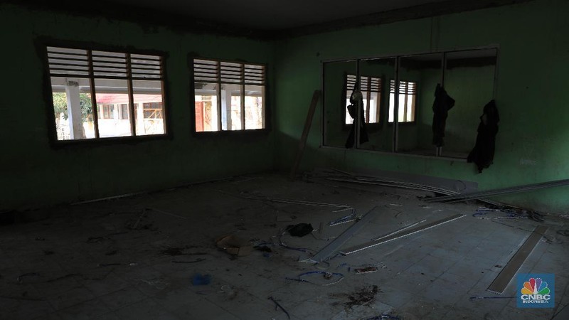 Bangunan sudah tidak layak, SDN Malangsari II harus melakukan kegiatan belajar mengajar (KBM) di teras rumah warga dengan atap yang terbuat dari terpal.