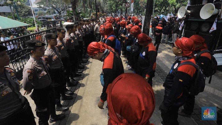 Demo buruh menolak kenaikan upah di depan Kantor Balaikota, Jakarta, Rabu (30/10). (CNBC Indonesia/Muhammad Sabki) Aksi demonstrasi Ratusan buruh menolak kenaikan upah minimum 2020 di depan Kantor Balaikota, Jakarta, Rabu (30/10). Mereka menolak kenaikan upah minimum 2020 sebesar 8,51% berdasarkan surat edaran menteri ketenagakerjaan, mereka menuntut UMP/UMK 2020 dinaikkan antara 10-15%. Bila naik 15% maka UMP 2020 di DKI Jakarta bisa mencapai Rp 4.532.117 per bulan. Sedangkan bila mengikuti ketentuan usulan pemerintah pusat, kenaikan UMP sebesar 8,51%, maka kenaikannya hanya Rp 4,2 juta per bulan.
Gubernur DKI Jakarta Anies Baswedan sempat menyebut akan mengumumkan keputusan UMP sesegera mungkin. Namun, kemungkinan Pemprov akan sesuai dengan SE Kemenaker. Pemprov DKI memang belum menetapkan UMP setidaknya hingga Senin (28/10). Penetapan UMP serempak sesuai ketentuan adalah 1 November. (CNBC Indonesia/Muhammad Sabki)