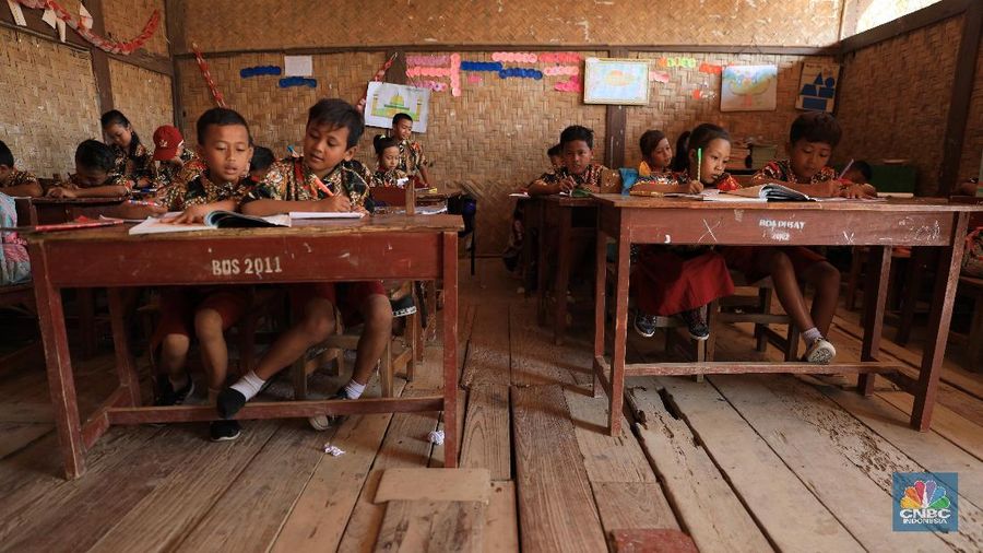 Dengan alas kayu jati beberapa siswa memperlihatkan bahwa bangunan sudah tidak aman lagi karena bayak yang sudah berlubang.