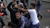 Libanon adalah negara yang rentan pertikaian akibat perang sipil dan konflik sektarian sejak 1975 sampai 1990. Milisi-milisi itu kemudian membentuk partai politik yang kini menjalankan pemerintahan. (AP Photo/Bilal Hussein)