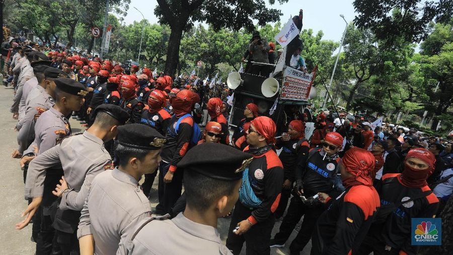 Buruh menolak kenaikan UMP 2020 sebesar 8,51% jelang pengumuman dan penetapan Upah Minimum Provinsi (UMP) serempak oleh para gubernur pada 1 November 2019.
