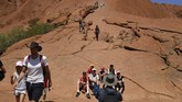Ada banyak papan larangan di dasar bukit batu yang meminta pengunjung tidak memanjat. Namun larangan ini tak diindahkan oleh pengunjung, terutama setelah aturan baru bakal diterapkan. (AFP/Saeed Khan)