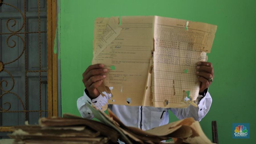 Dengan alas kayu jati beberapa siswa memperlihatkan bahwa bangunan sudah tidak aman lagi karena bayak yang sudah berlubang.