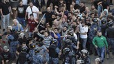Ribuan warga Libanon tumpah ke jalanan merayakan pengunduran diri Perdana Menteri Saad Hariri. Namun, aksi mereka diadang oleh simpatisan Partai Hizbullah. (AP Photo/Hussein Malla)