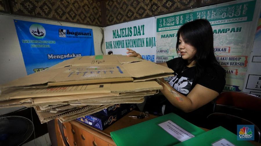 Program bank sampah ini tak hanya memberi keuntungan tapi juga melatih kesadaran masyarakat untuk tidak membuang sampah sembarangan.