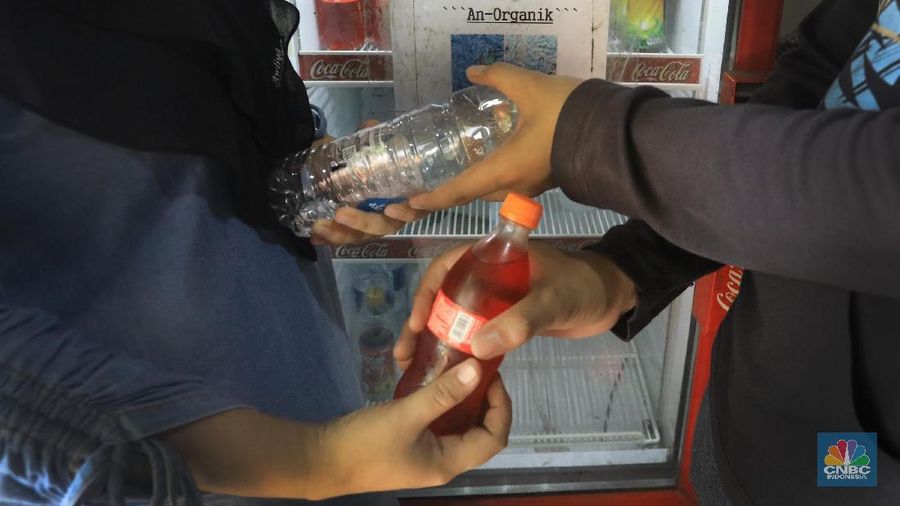 Program bank sampah ini tak hanya memberi keuntungan tapi juga melatih kesadaran masyarakat untuk tidak membuang sampah sembarangan.