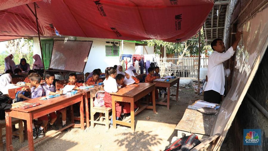 Dari demo buruh hingga sekolah rusak. Ini deretan foto sepekan CNBC Indonesia