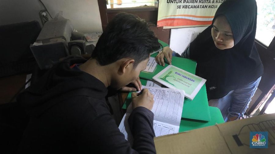 Program bank sampah ini tak hanya memberi keuntungan tapi juga melatih kesadaran masyarakat untuk tidak membuang sampah sembarangan.
