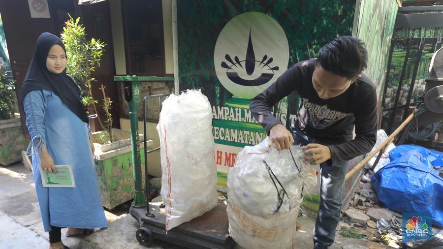 Program bank sampah ini tak hanya memberi keuntungan tapi juga melatih kesadaran masyarakat untuk tidak membuang sampah sembarangan.