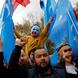 Mengenal Muslim Uighur yang Dibela Mesut Ozil