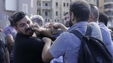 Baku hantam antara demonstran dan pendukung Hizbullah dikhawatirkan membuat situasi menjurus kepada konflik yang lebih besar. Demonstran sudah mendesak Hariri turun selama dua pekan. (AP Photo/Hassan Ammar)