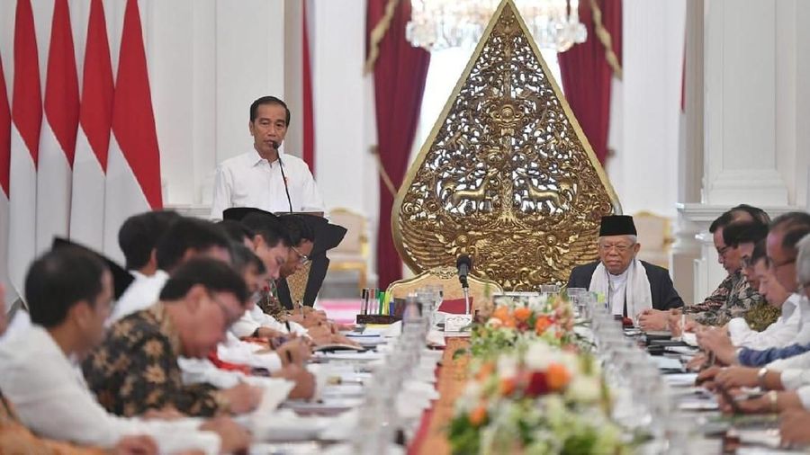 Presiden Joko Widodo didampingi Wakil Presiden Ma’ruf Amin memimpin sidang kabinet paripurna (BPMI Setpres/Laily Rachev)