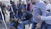 Demonstran murka karena krisis ekonomi yang menghantam negara itu belakangan semakin menyulitkan kehidupan. Apalagi Hizbullah sebagai faksi politik didukung oleh milisi terbesar dan terkuat di Libanon. (AP Photo/Hassan Ammar)