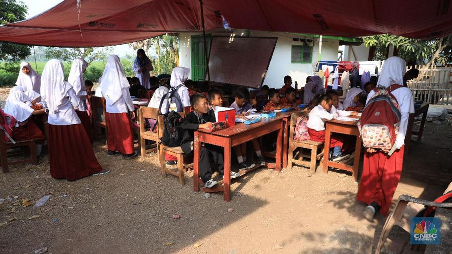 Bangunan sudah tidak layak, SDN Malangsari II harus melakukan kegiatan belajar mengajar (KBM) di teras rumah warga dengan atap yang terbuat dari terpal.