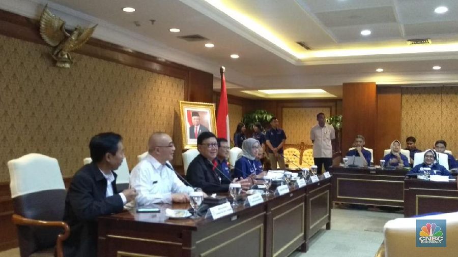 MenPAN-RB langsung membereskan permintaan Presiden Joko Widodo (Jokowi) yang ingin memangkas jumlah eselon di Kementerian.