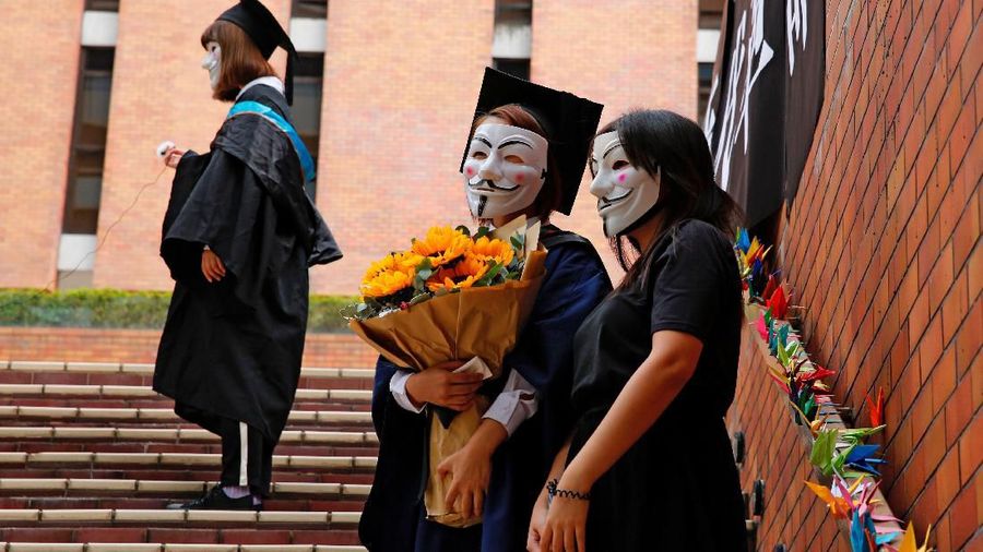 Mahasiswa Hong Kong pakai Topeng Guy Fawkes saat kelulusan untuk mendukung demo yang sedang terjadi