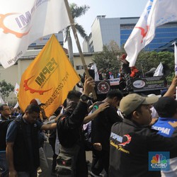 UMK Tinggi Jabar, Pengusaha: Kalau Tak Kuat, Ya Tutup Pabrik!