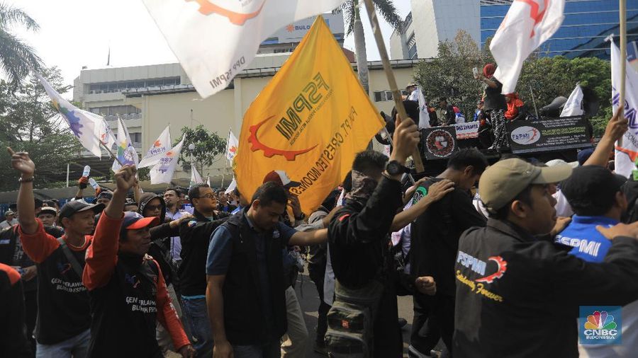 Organisasi Buruh FSPMI KSPI melakukan aksi meminta tiga tuntutan kepada menteri baru di depan Gedung Kemenaker, Jakarta, Kamis (31/10) Salah satu tuntutan nya adalah , menteri tenaga kerja yg saat itu pak Hanif Dhakiri kemaren sudah meredarkan surat edaran tentang tata laksana UMP dan UMK mereka menuntut pada hari ini untuk dicabut surat tersebut. Riden Hatam Aziz dari Sekjen DPP FSPMI KSPI mengatakan kepada CNBC Indonesia 