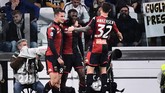 Genoa hanya butuh sempat menit untuk menyamakan kedudukan lewat gol penyerang asal Pantai Gading Christian Kouame (tengah). Skor imbang 1-1 bertahan hingga akhir babak pertama. (MARCO BERTORELLO / AFP)