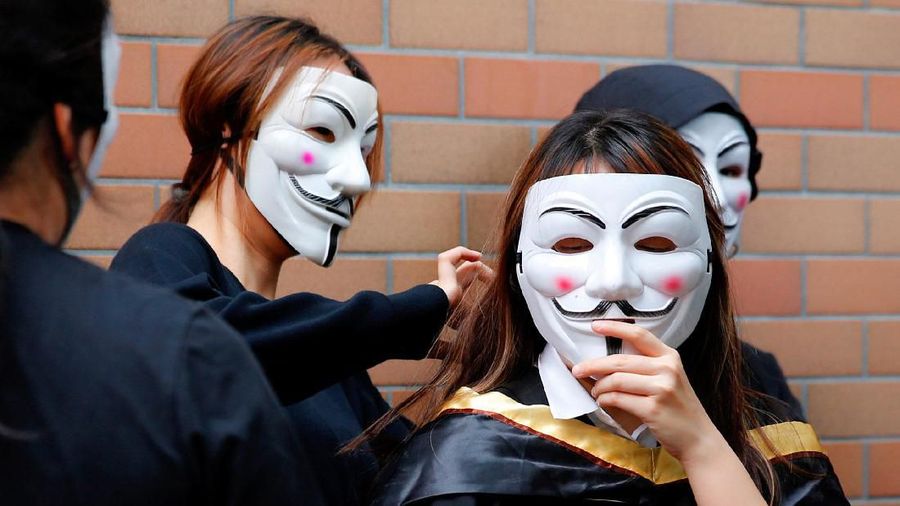 Mahasiswa Hong Kong pakai Topeng Guy Fawkes saat kelulusan untuk mendukung demo yang sedang terjadi