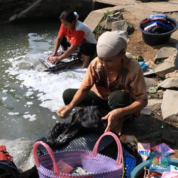 Efek Kemarau, Warga Karawang Cuci Pakaian di Saluran Irigasi