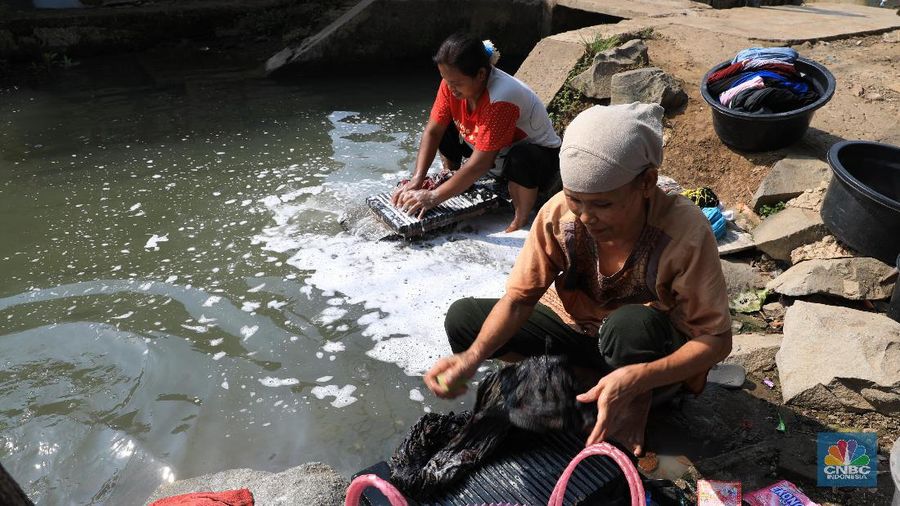 Warga memanfaatkan air sungai untuk mencuci saat musim kemarau berkepanjangan tiba.