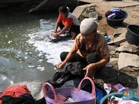 Efek Kemarau, Warga Karawang Cuci Pakaian di Saluran Irigasi