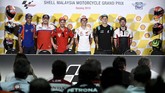 (Dari kiri ke kanan) Hafizh Syahrin, Jack Miller, Andrea Dovizioso, Marc Marquez, Fabio Quartararo, dan Carl Crutchlow berpose kepada fotografer usai konferensi pers MotoGP Malaysia 2019. (Mohd RASFAN / AFP)