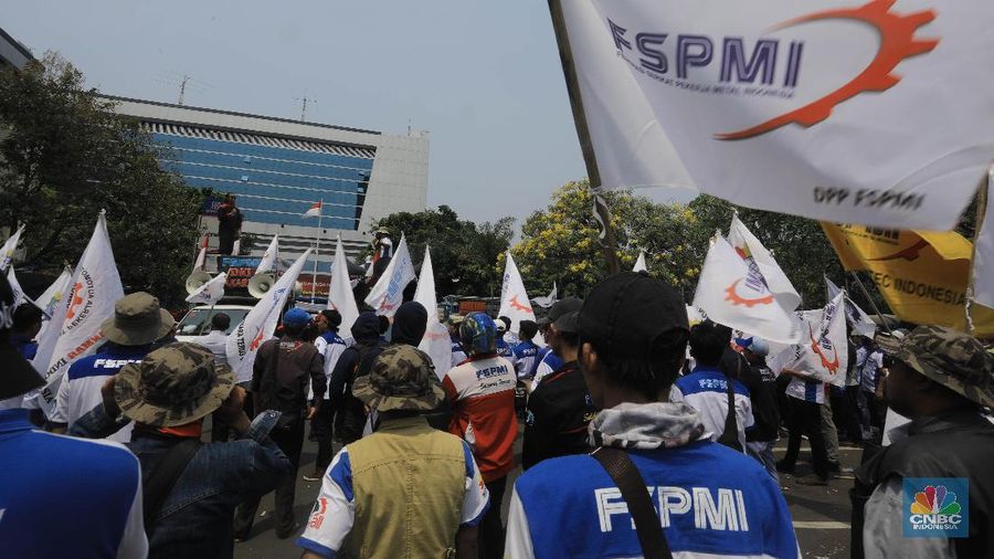 Demo buruh tuntut UMP di kantor Kementerian Ketenagakerjaan (Kemenaker) di Jalan Gatot Soebroto, Jakarta, Kamis (31/10). (CNBC Indonesia/Muhammad Sabki)
