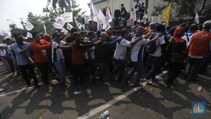 Demo buruh tuntut UMP di kantor Kementerian Ketenagakerjaan (Kemenaker) di Jalan Gatot Soebroto, Jakarta, Kamis (31/10). (CNBC Indonesia/Muhammad Sabki)