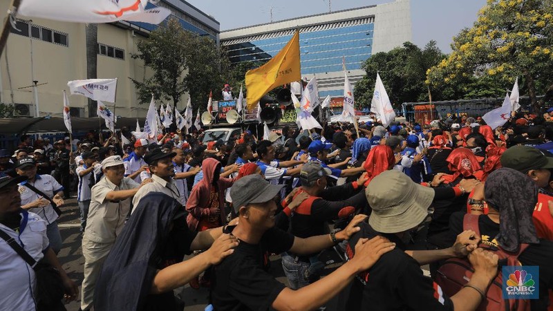 Para buruh mendesak menteri ketenagakerjaan (Menaker) Ida Fauziyah yang baru dilantik pekan lalu, agar mengabulkan tiga permintaan.