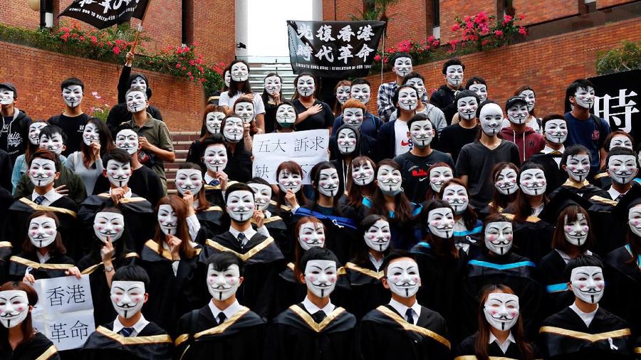Mahasiswa Hong Kong pakai Topeng Guy Fawkes saat kelulusan untuk mendukung demo yang sedang terjadi