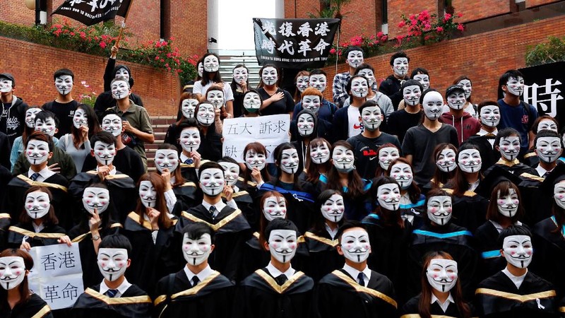 Mahasiswa Hong Kong pakai Topeng Guy Fawkes saat kelulusan untuk mendukung demo yang sedang terjadi