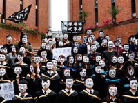 Masih Demo, Mahasiswa Hong Kong Pakai Topeng Ini Saat Wisuda