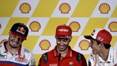 Jack Miller, Andrea Dovizioso, dan Marc Marquez tertawa di sela konferensi pers MotoGP Malaysia 2019. (Mohd RASFAN / AFP)