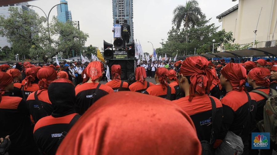 Buruh mendesak UMK naik 15%