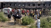 Api semakin membesar dan merambat ke sejumlah gerbong saat mendekati Kota Liaquatpur, Punjab. (AP Photo/Siddique Baluch)