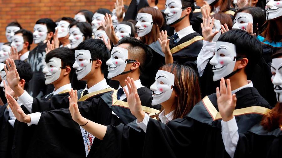 Mahasiswa Hong Kong pakai Topeng Guy Fawkes saat kelulusan untuk mendukung demo yang sedang terjadi