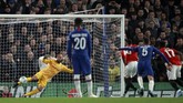 Tim tamu MU unggul lebih dahulu dalam pertandingan tersebut lewat gol Marcus Rashford di menit ke-25. Penalti itu diberikan setelah Daniel James dilanggar Marcos Alonso. (AP Photo/Ian Walton)