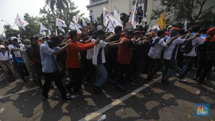 Karawang belum menetapkan upah minimum tahun depan.