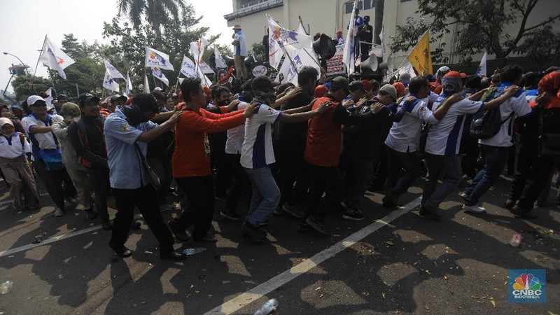 Para buruh mendesak menteri ketenagakerjaan (Menaker) Ida Fauziyah yang baru dilantik pekan lalu, agar mengabulkan tiga permintaan.