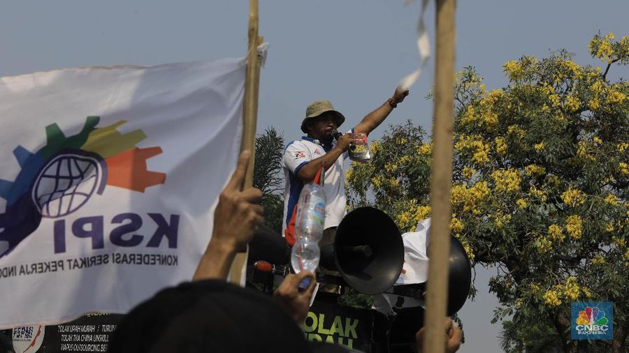 Jokowi Mau Rombak Sistem Upah, Kerja Dibayar Per Jam Mau?