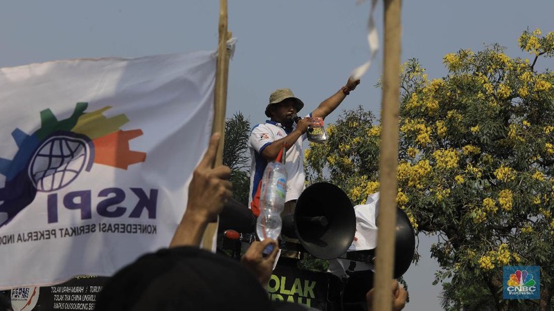 Dari demo buruh hingga sekolah rusak. Ini deretan foto sepekan CNBC Indonesia
