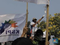 Saat Ratusan Buruh Kepung Kemenaker Minta UMP Naik 15%