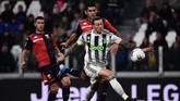 Federico Bernardeschi dipercaya menjadi penyerang lubang Juventus saat melawan Genoa. Meski mendominasi, Juventus sempat kesulitan membobol gawang tim tamu. (MARCO BERTORELLO / AFP)