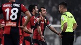 Setelah dua kartu merah dikeluarkan wasit Antonio Giua untuk Francesco Cassata (Genoa) dan Adrien Rabiot (Juventus), tuan rumah akhirnya mampu memecah kebuntuan saat injury time babak kedua memasuki menit keenam. (MARCO BERTORELLO / AFP)