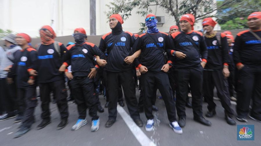 Demo buruh di di kantor Kementerian Ketenagakerjaan Kemenaker